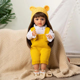 Muñeca lleva la prenda amarillo